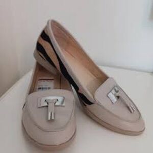 Elegant Cream Loafers with Tassel Details